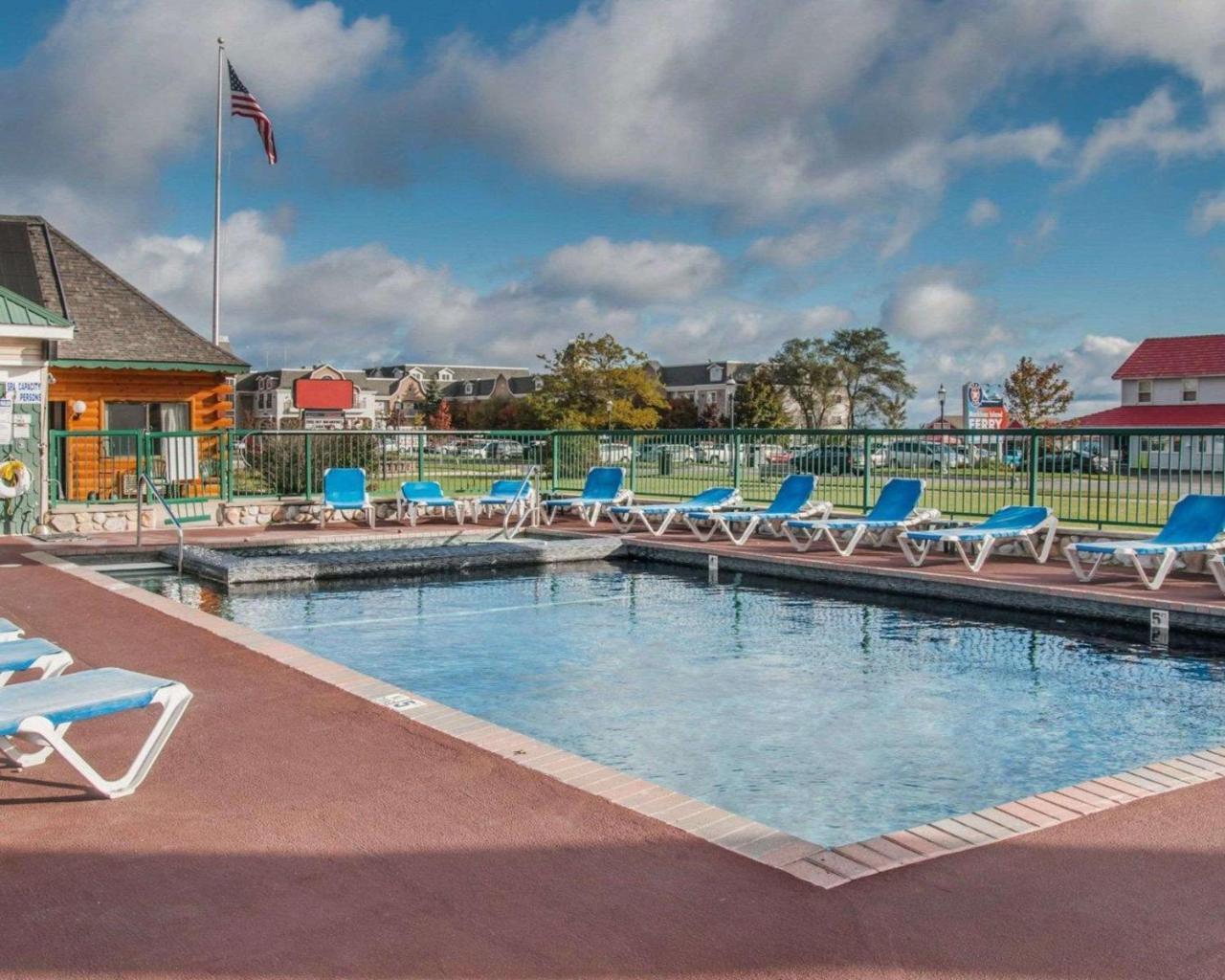 Econo Lodge Bayview Mackinaw City Exterior foto